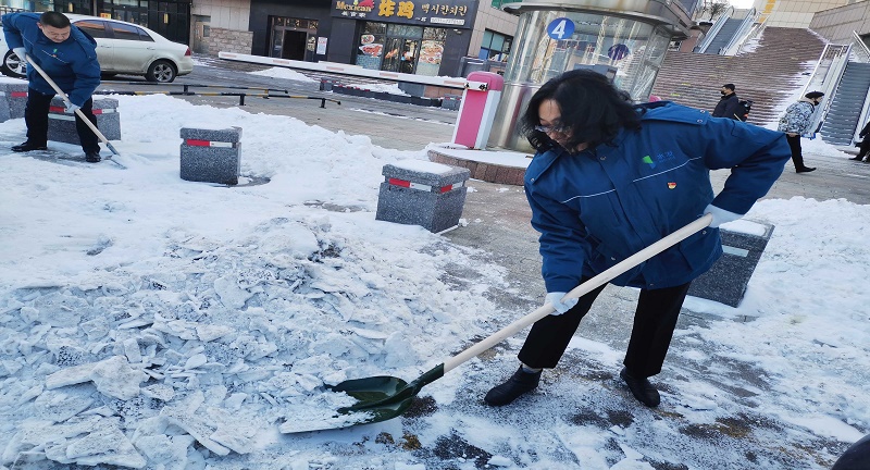 党群建设-党员志愿服务在行动 清扫社区积雪暖人心 (1).jpg