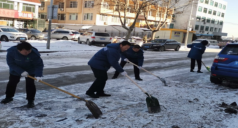 党群建设-党员志愿服务在行动 清扫社区积雪暖人心 (2).jpg